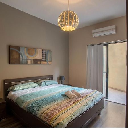 Bugibba Square Seaview 3 Bedroom Apartment セント・ポールズ・ベイ エクステリア 写真