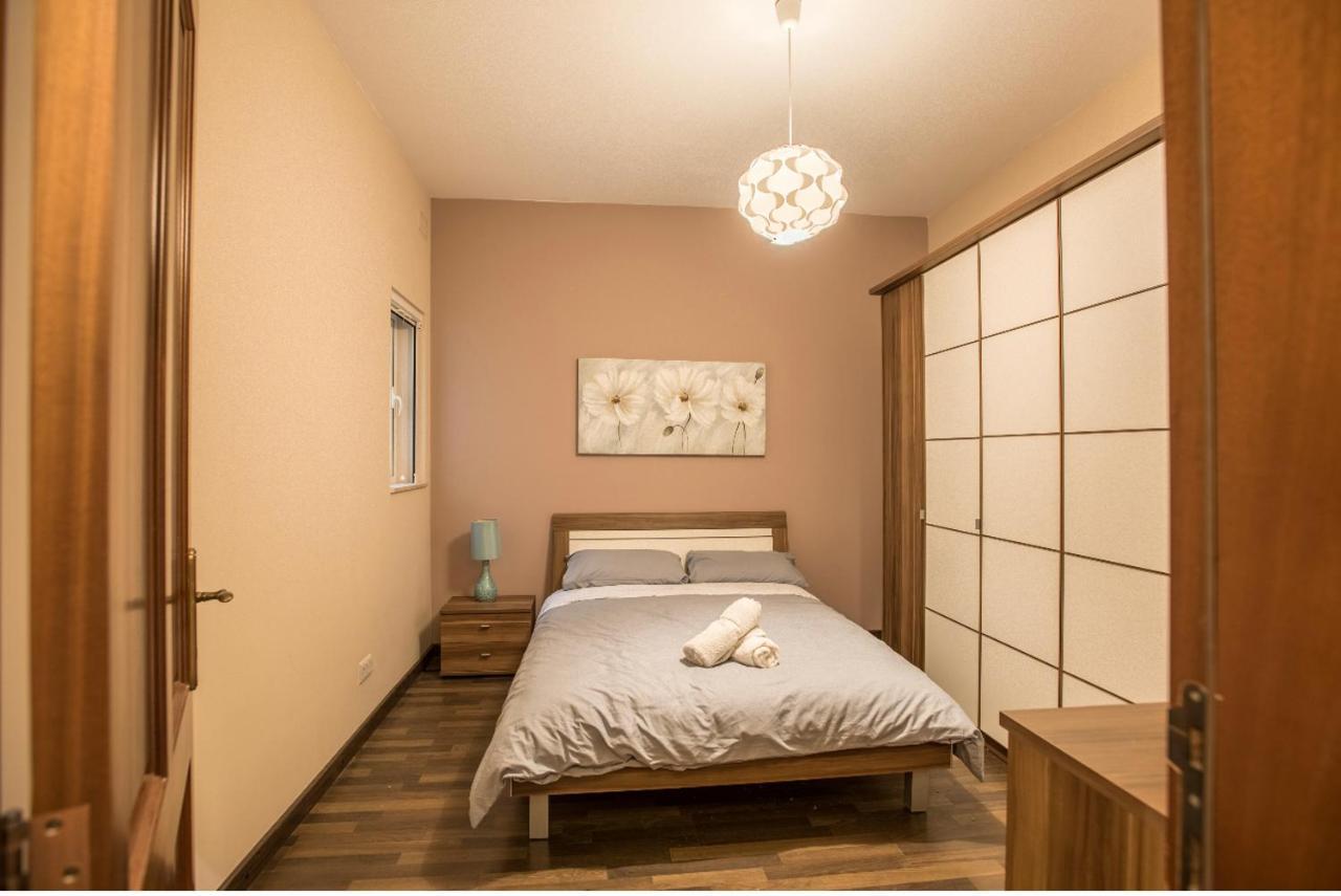 Bugibba Square Seaview 3 Bedroom Apartment セント・ポールズ・ベイ エクステリア 写真