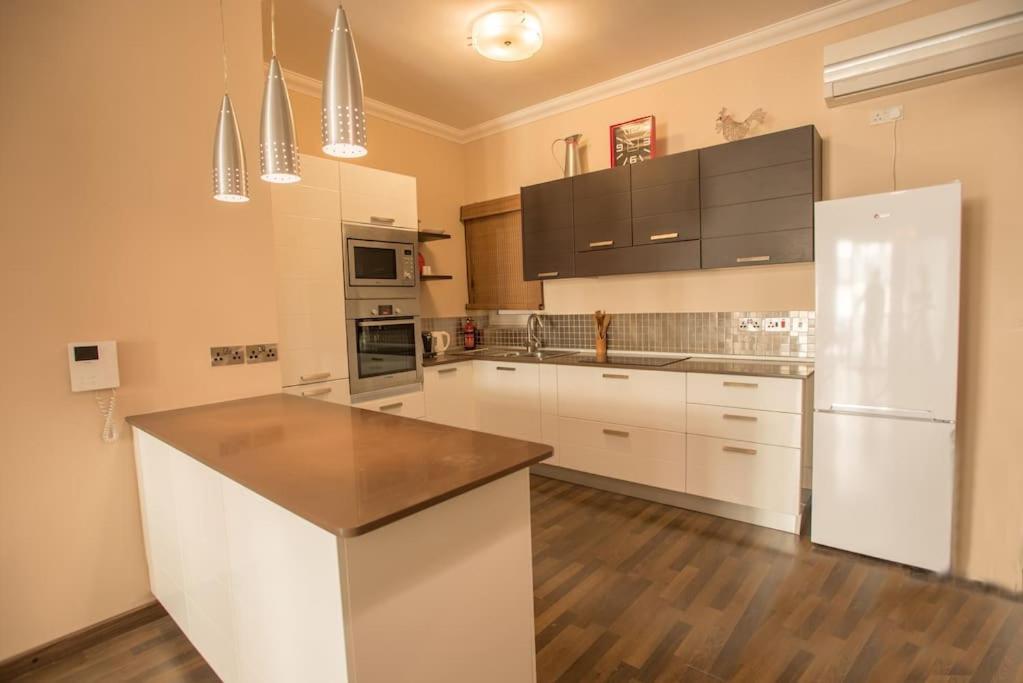 Bugibba Square Seaview 3 Bedroom Apartment セント・ポールズ・ベイ エクステリア 写真